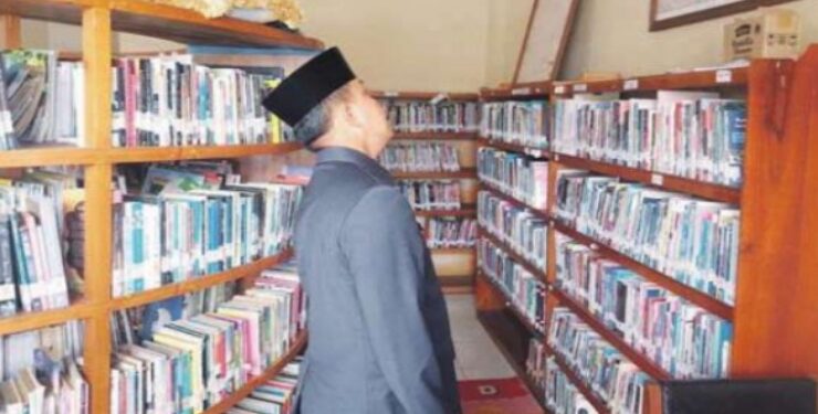 FOTO : IST/MATAKALTENG - Pj Bupati Barsel bersama kepala SOPD saat melihat fasilitas di Perpustakaan dan Kearsipan Kabupaten Barsel.