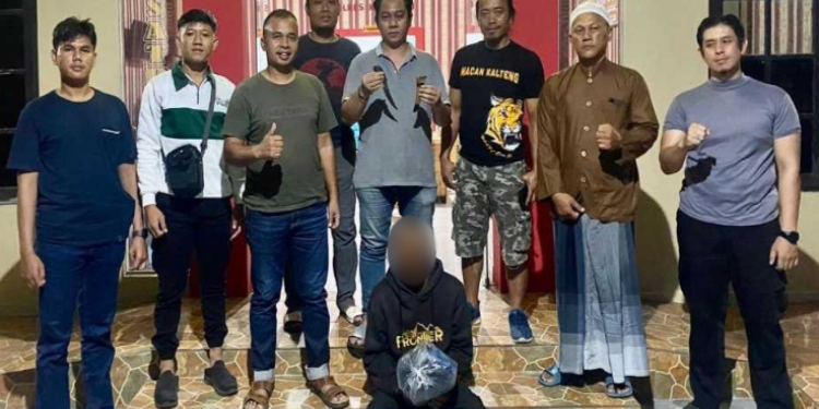 FOTO: MATAKALTENG - Terduga pelaku (mengunakan jaket hitam), saat berhasil diamankan Kepolisian.