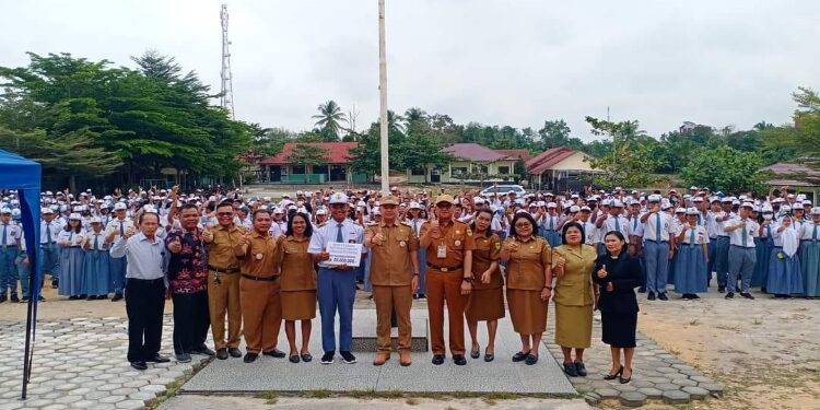FOTO : SMAN 1 KURUN/MATA KALTENG - Muhammad Thoha R Umam (pakai seragam) didampingi Kepala SMAN 1 Kurun Batuah, berfoto bersama dengan pemkab setempat setelah menerima bantuan untuk mengikuti HKIMO 2023, belum lama ini.