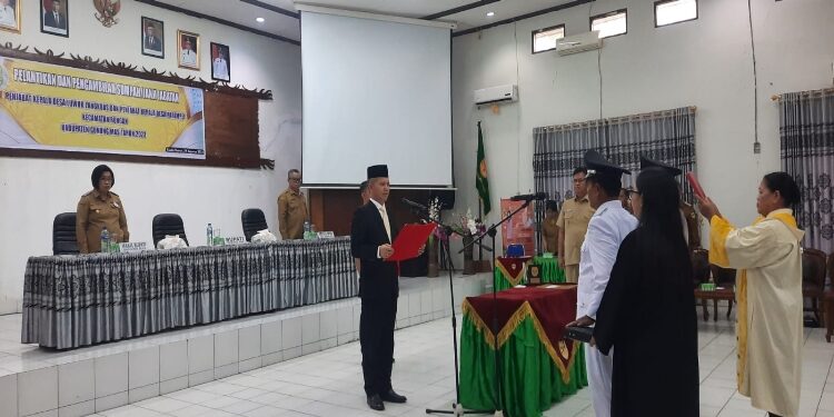 FOTO: DISKOMINFO SANTIK/MATA KALTENG - Bupati Gumas Jaya S Monong melantik dan mengambil sumpah janji jabatan Pj Kades Luwuk Langkuas dan Parempei, di aula kantor bappedalitbang setempat, Selasa, 29 Agustus 2023 malam.