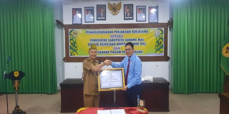 FOTO : SID/MATA KALTENG - Bupati Gumas, Jaya S Monong dan Kepala Kejaksaan Negeri Sahroni, menunjukkan surat perpanjangan MoU antara pemkab dan kejaksaan negeri pada bidang perdata dan tata usaha negara yang sudah ditandatangani, Selasa, 29 Agustus 2023.