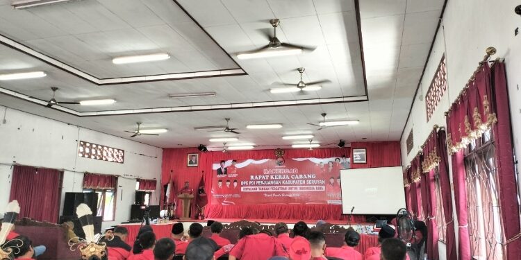 FOTO: ALDI/MATA KALTENG - Suasana saat pembukaan rakercab DPC PDI Perjuangan Kabupaten Seruyan di Gedung Serbaguna Kuala Pembuang, Selasa 29 Agustus 2023.