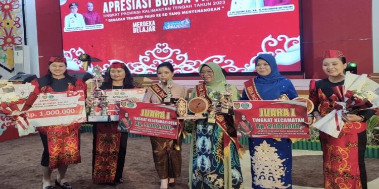 FOTO: IST/MATA KALTENG - Bunda PAUD asal Kotim saat menerimaa penghargaan apresiasi Bunda PAUD Provinsi Kalimantan Tengah, 29 Agustus 2023.