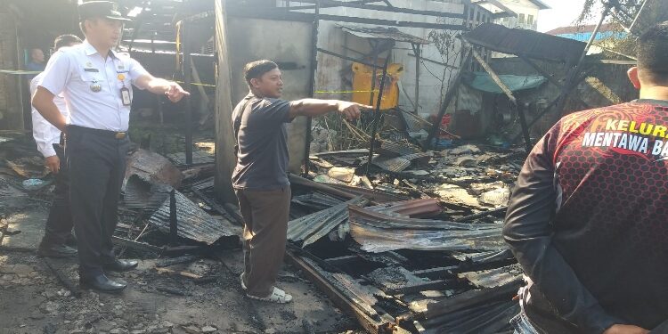 FOTO: IST/MATAKALTENG - Camat MBK Eddy Hidayat Setiadi saat meninjau lokasi kebakaran di Jalan Iskandar, Rabu 30 Agustus 2023.