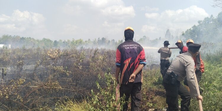 FOTO: AGUS/MATA KALTENG - Personel Polres Kotim sedang melakukan pemadaman api di Jalan Jendral Sudirman Sampit.