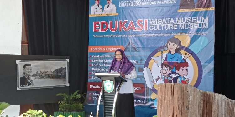 FOTO: DEVIANA/MATAKALTENG - Plt Kadisbudpar Kotim Utari Riambarawati saat sambutan di kegiatan Edukasi Wisata Museum, Rabu 30 Agustus 2023.