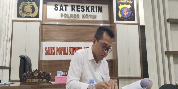 FOTO: AGUS/MATA KALTENG- Kasat Reskrim Polres Kotim, AKP Lajun Siado Rio Sianturi saat di ruang kerjanya.