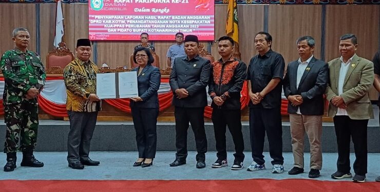 FOTO : DPRD/MATA KALTENG - Penyerahan nota kesepakatan KUA PPAS Perubahan tahun anggaran 2023, Selasa 29 Agustus 2023 malam.