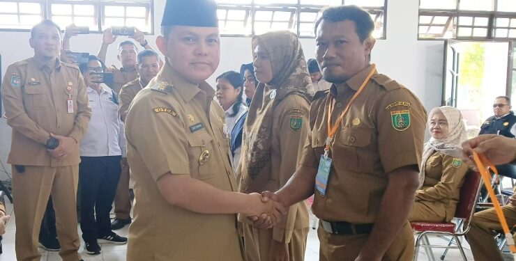 FOTO : IST/MATAKALTENG - Pj. Bupati Barsel Deddy Winarwan saat memberikan selamat kepada salah satu peserta workshop.
