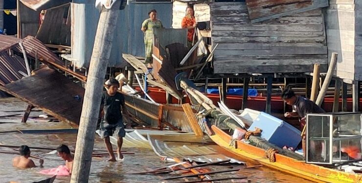 FOTO : IST/MATAKALTENG - Kondisi Permukian Rumah Warga usai di hantam tongkang bermuatan kayu log.