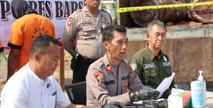 FOTO : IST/MATAKALTENG - Kapolres Barsel saat konfrensi pers kasus ilegal loging.