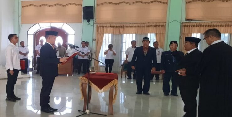 FOTO : SID/MATA KALTENG - Bupati Gumas Jaya S Monong melantik dan mengambil sumpah janji jabatan pejabat eselon II, III, dan IV lingkungan pemkab setempat, di GPU Damang Batu, Rabu, 30 Agustus 2023 sore.