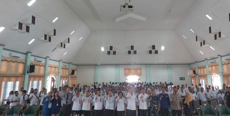 FOTO : DISKOMINFO SANTIK/MATA KALTENG - Bupati Gumas Jaya S Monong, Wakil Bupati Efrensia LP Umbing, Pj Sekda Richard, serta Kepala Badan Keuangan dan Aset Daerah Hardeman, berfoto bersama dengan camat, kades, sekdes, perangkat desa, dan BPD se Kabupaten Gumas, di GPU Damang Batu, Rabu, 30 Agustus 2023.