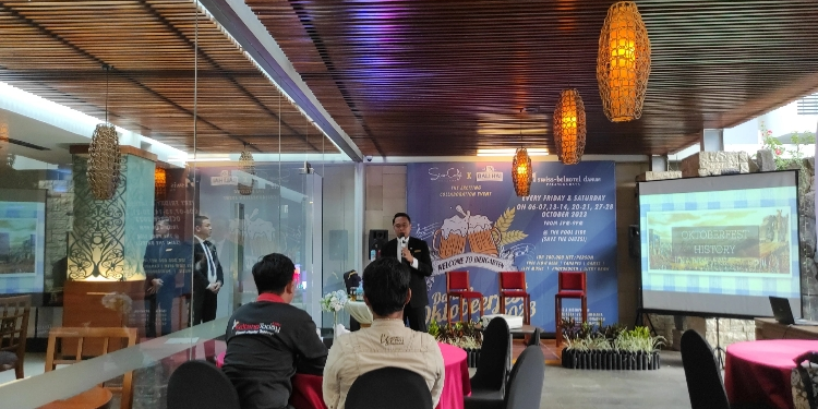 FOTO: OLIVIA/MATAKALTENG - Food & Beverage Manager Swiss-Belhotel Danum Palangka Raya, Rizki Agung Adha Siregar saat menerangkan Danum Oktobeerfest 2023.