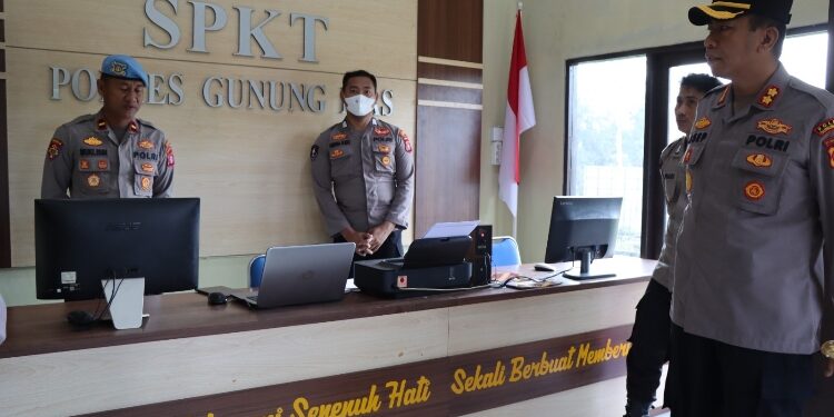FOTO : HUMAS POLRES GUMAS/MATA KALTENG - Kapolres Gumas AKBP Asep Bangbang Saputra didampingi Wakapolres Kompol Tri Wibowo dan pejabat utama polres, melakukan pengecekan bangunan SPKT yang baru, Rabu, 30 Agustus 2023.