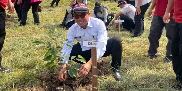 FOTO: IST/MATA KALTENG - Kepala DLHK Kabupaten Seruya, Muhammad Mukhlis saat menanam pohon dalam kegiatan penanaman 1000 pohon di Mapolres Seruyan belum lama ini.