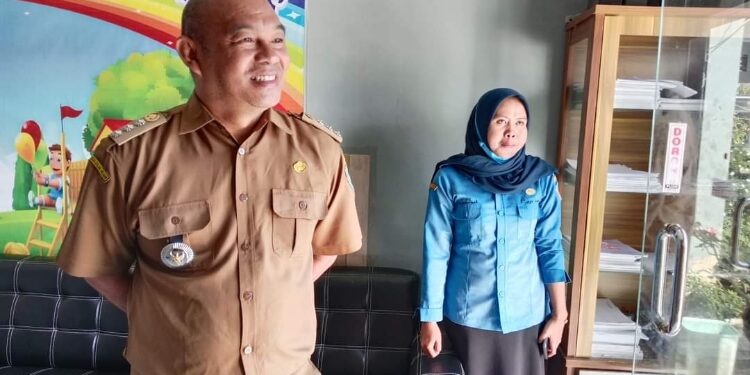 Camat Seruyan Hilir, Heriyadi Zebua (kiri).