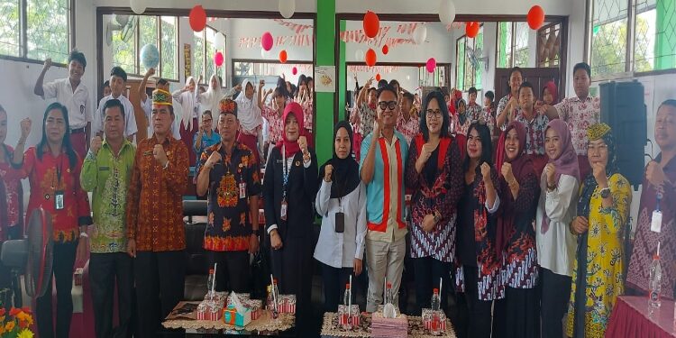 FOTO: MATAKALTENG - Jajaran FKPT dan BNPT saat foto bersama usai memberikan sosialisasi serta edukasi.