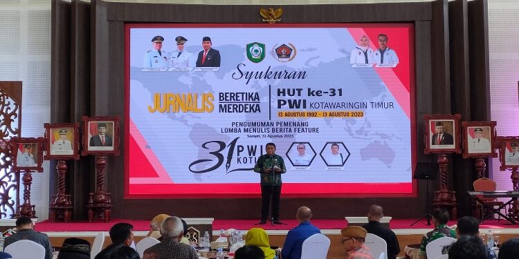 FOTO : DEVIANA/MATAKALTENG - Sekda Kotim Fajrurrahman saat menghadiri HUT ke-31 PWI Kotim, Kamis 31 Agustus 2023.