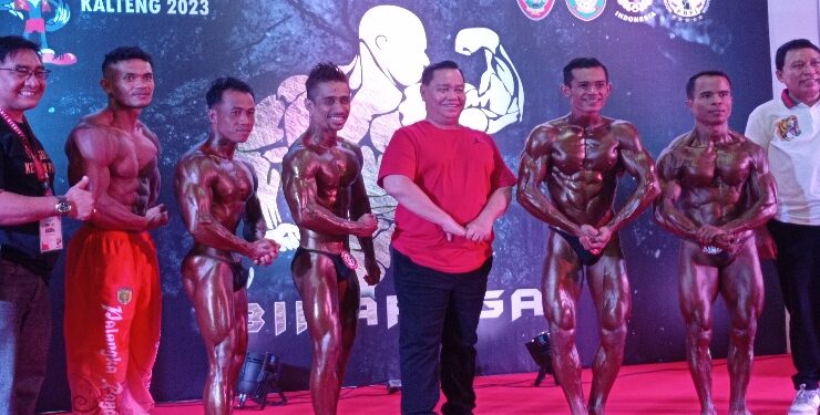 FOTO : DOK DEVIANA/MATAKALTENG - Bupati Kotim Halikinnor saat bersama atlet binaraga. 