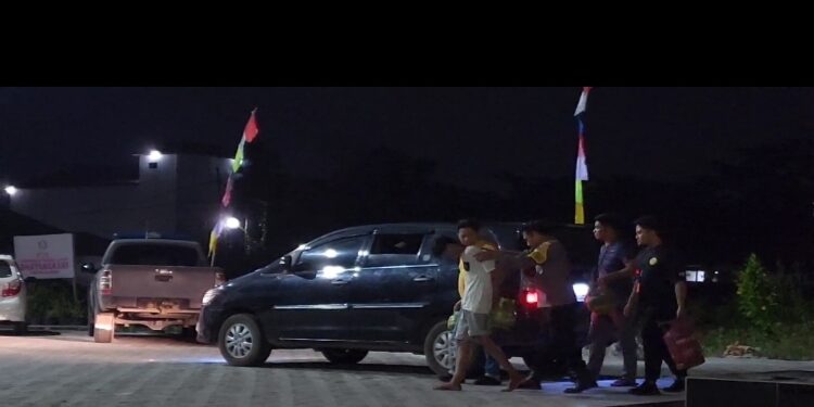 FOTO: AGUS/MATAKALTENG - Terlihat terduga pelaku maling gas saat diamankan oleh anggota Polsek Baamang, Rabu 30 Agustus 2023 malam.