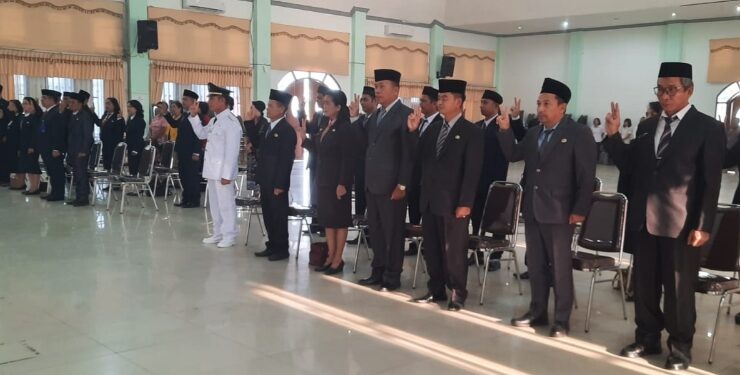 FOTO : DPRD GUMAS/MATA KALTENG - Para pejabat eselon II, III, dan IV ketika mengikuti proses pelantikan di GPU Damang Batu, Rabu, 30 Agustus 2023.