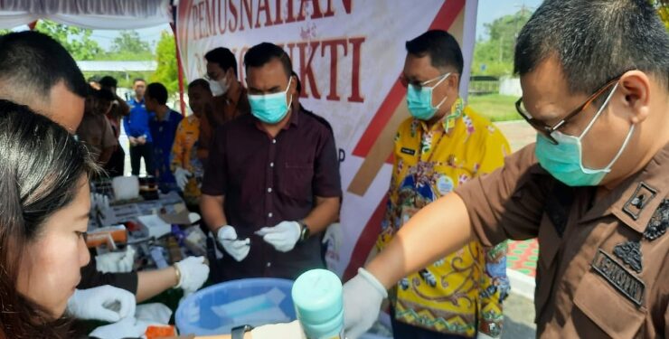 FOTO : SID/MATA KALTENG - Kasi Pidum Kejari Gumas Mosezs Sahat Raguna bersama Pj Sekda Richard, dan Kasi Barang Bukti Een Hosana Baboe, ketika memusnahkan barang bukti narkotika dengan cara dilarutkan ke dalam cairan pembersih, Kamis, 31 Agustus 2023.