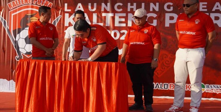 FOTO : IST/MATAKALTENG - Siap Arungi Liga 2 Musim depan, Skuad Kalteng Putra Launching Jersey Baru.