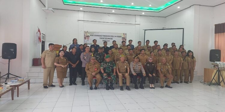FOTO : DPMD GUMAS/MATAKALTENG - Bupati Gumas Jaya S Monong, Kapolres AKBP Asep Bangbang Saputra, Pabung Kodim 1016/Plk Letkol Inf Maksun Abadi, dan perwakilan kejari, ketika berfoto bersama dengan camat, lurah, kades beserta perangkat, ketua BPD dan anggota, pada rakor pemerintah desa/kelurahan tingkat kecamatan tahun 2023, belum lama ini.