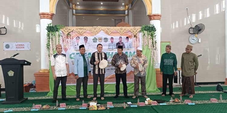 FOTO: DISKOMINFO SANTIK/MATA KALTENG - Plt Sekda Gumas Richard ketika memukul rebana sebagai tanda dimulai Festival Gema Muharram tahun baru Islam 1445 hijriah, di Masjid Agung Darun Najah, Minggu 30 Juli 2023.