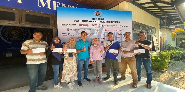 FOTO: PWI/MATA KALTENG - Penyerahan bonus hadiah dari Setda Kotim kepada para pemenang lomba menulis berita feature PWI Kotim, Jumat 1 September 2023.