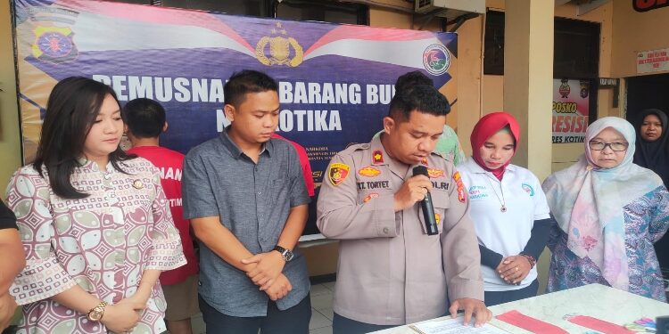 FOTO: IST/MATA KALTENG- Pemusnahan barang bukti Narkotika di halaman Mapolres Kotim, Jumat, 1 September 2023.
