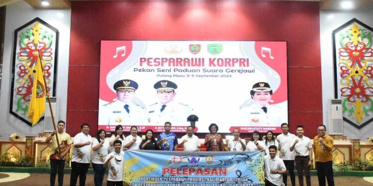 FOTO: OLIVIA/MATAKALTENG - Sekda Nuryakin Lepas Kontingen Pemprov Kalteng Ikuti Pesparawi IV KORPRI.