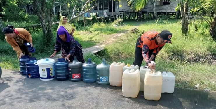 FOTO : IST/MATAKALTENG - BPBD Barsel saat melakukan pendistribusian air bersih di lima desa yang mengalami kekeringan.