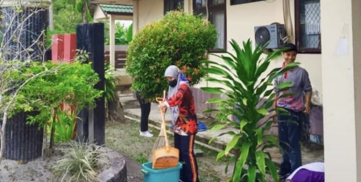 FOTO : DISDIK/MATA KALTENG - Kerja bakti yang dilaksanakan di lingkungan Dinas Pendidikan, Kotim, 1 September 2023.