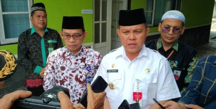 FOTO : IST/MATAKALTENG - Pj. Bupati Barsel Deddy Winarwan saat memberikan keterangan pers usai berkunjung ke kantor Kemenag Barsel.