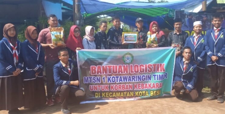 FOTO : KECAMATAN/MATA KALTENG - Penyerahan bantuan untuk korban kebakaran di Kecamatan Kota Besi oleh MTSN 1 Kotim, 31 Agustus 2023.
