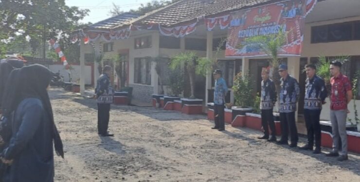 FOTO : KECAMATAN/MATA KALTENG - Upacara rutin pegawai Kecamatan Kota Besi.