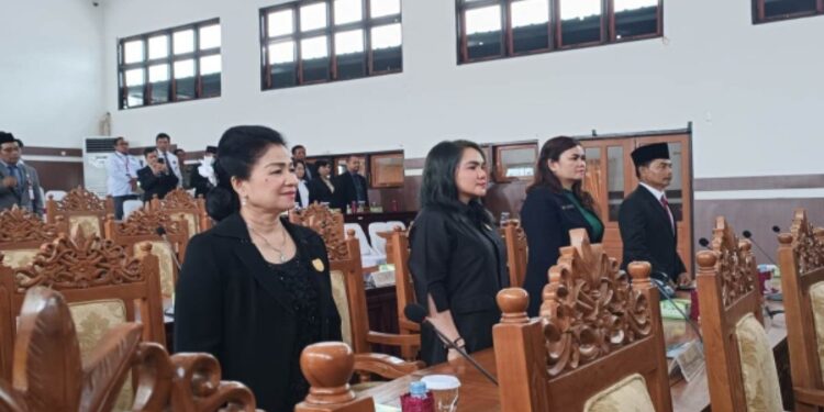 FOTO: SID/MATA KALTENG - Anggota DPRD Kabupaten Gumas Lily Rusnikasi (ujung kiri) ketika mengikuti rapat paripurna DPRD setempat, belum lama ini.