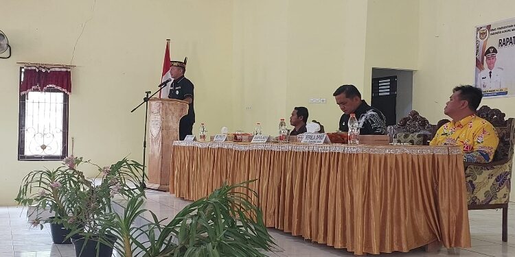 FOTO : DPMD GUMAS/MATA KALTENG - Bupati Gumas Jaya S Monong bersama Kasi Intel Kejari Teguh Iskandar, Kasat Reskrim AKP Jhon Digul Manra, dan Kabid Pemerintahan Desa Inda Setio Wahono, ketika memberikan arahan pada rakor pemerintah desa dan kelurahan pada tingkat Kecamatan Rungan Hulu tahun 2023, Kamis 31 Agustus 2023.