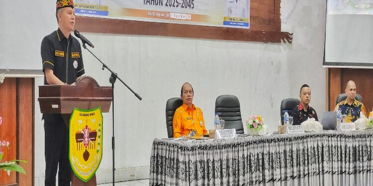 FOTO: DISKOMINFO SANTIK/MATA KALTENG - Bupati Gumas Jaya S Monong didampingi Asisten I Setda Lurand, Kepala Bappedalitbang Yantrio Aulia, dan narasumber, ketika memberikan arahan pada rapat kick off terkait rancangan awal RPJPD tahun 2025-2045, di aula kantor bappedalitbang setempat, Jumat, 1 September 2023.