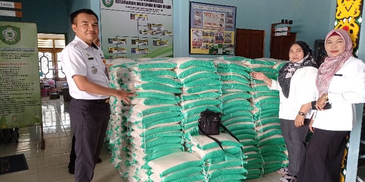 FOTO: DOK DEVIANA/MATAKALTENG - Pasar murah oleh Kelurahan MB Hilir salah satu cara menekan inflasi, belum lama ini.
