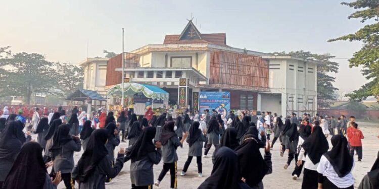 FOTO: IST/MATA KALTENG - Senam bersama di Museum Kayu, Minggu 3 September 2023.