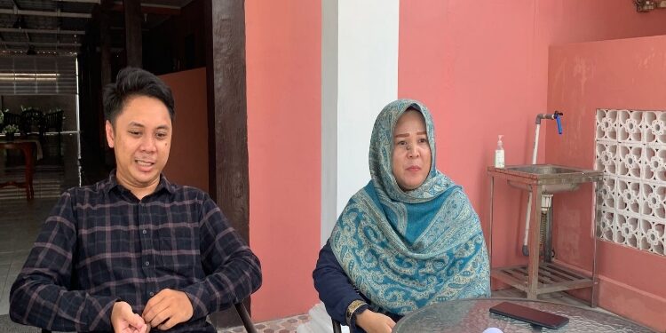 FOTO: RZL/MATAKALTENG - Istri H Imron, Mahrita, saat dikonfirmasi pada Minggu, 3 September 2023.