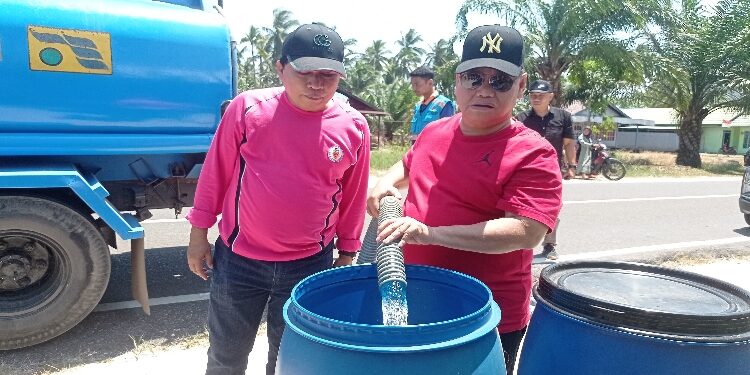 FOTO : DEVIANA/MATAKALTENG - Bupati Kotim Halikinnor bersama Sekda Kptim Fajrurrahman saat menyalurkan air bersih ke Kecamatan MHS, Minggu 3 September 2023.