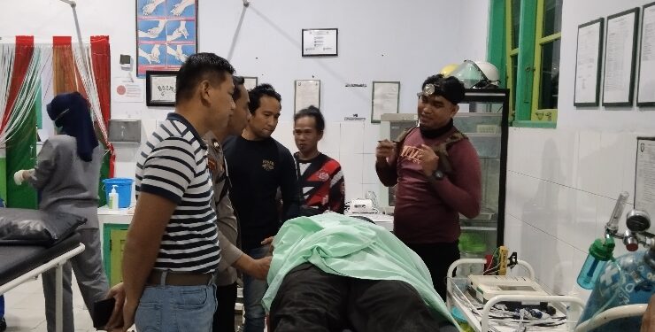 FOTO : AGUS/MATA KALTENG - Bhabinkamtibmas Polsek Baamang, Polres Kotim Brigadir Asman Asnauke saat mendapat perawatan medis di Puskesmas Baamang II karena kelelahan memadamkan api Karhutla, Minggu, 3 September 2023 dini hari.