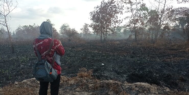 FOTO : DEVIANA/MATAKALTENG -  Kebakaran lahan di Jalan Muhammad Hatta, Kecamatan Mentawa Baru Ketapang (MBK) belum lama ini.