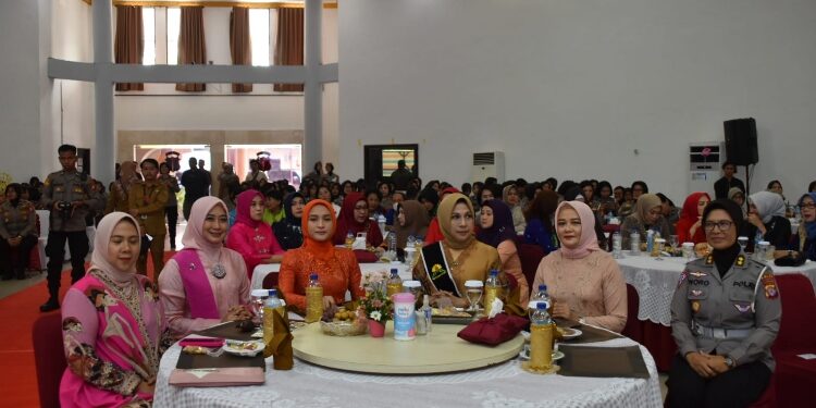 FOTO: MATAKALTENG - Ketua TP-PKK Prov. Kalteng Ivo Sugianto Sabran saat menghadiri Syukuran Hari Jadi ke-75 Polwan RI di Polda Kalteng.