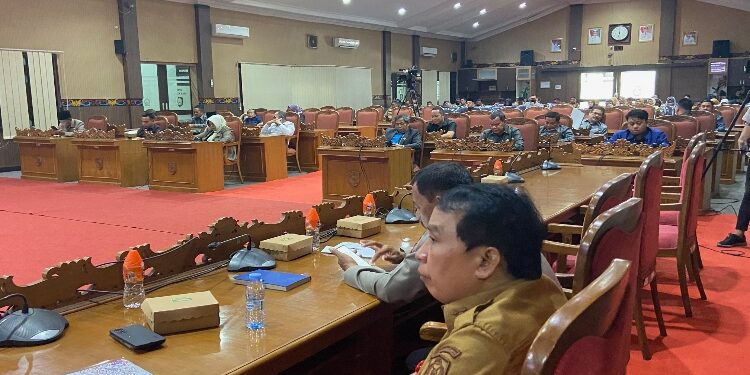 FOTO: DIAN/MATA KALTENG - Rapat paripurna penyampaian pandangan fraksi DPRD Kotim tentang Ranperda Penyertaan Modal Pada BUMD oleh Pemkab Kotim, Senin 4 September 2023.