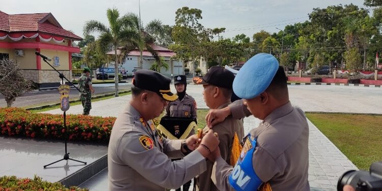 FOTO: AKH/MATAKALTENG - Kapolres Sukamara, AKBP Dewa Made Palguna saat memasang pita tanda dimulainya operasi zebra telabang.